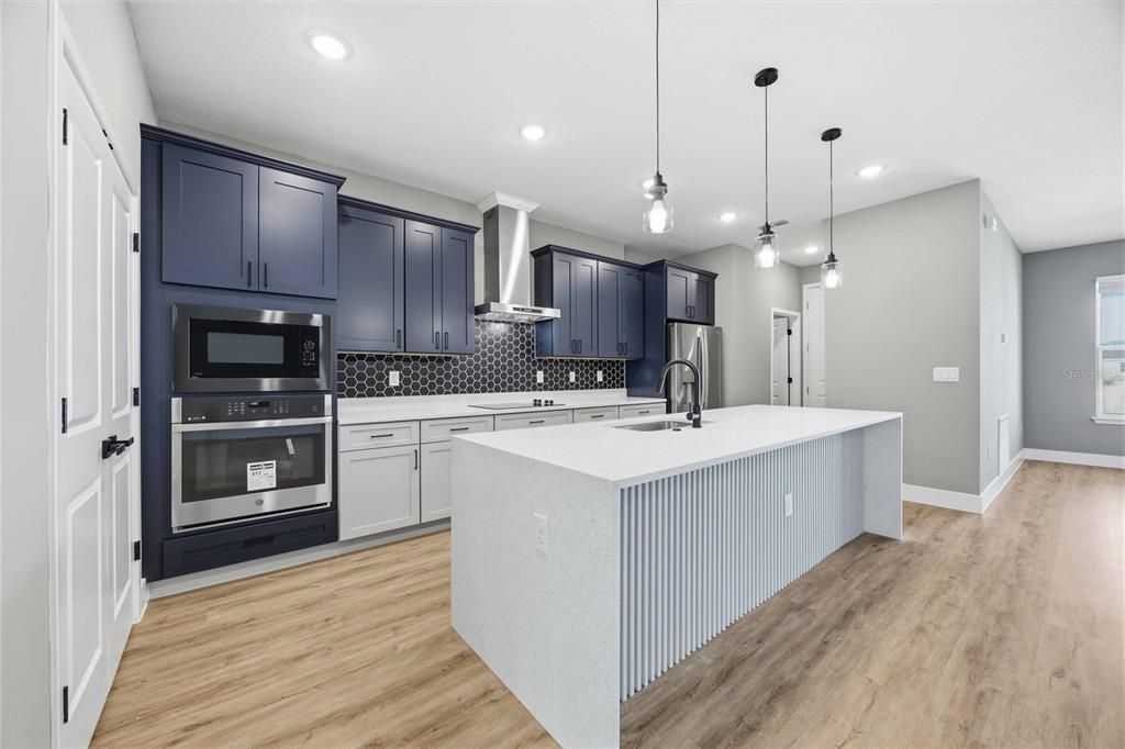 En Venta: $429,900 (4 camas, 3 baños, 2378 Pies cuadrados)