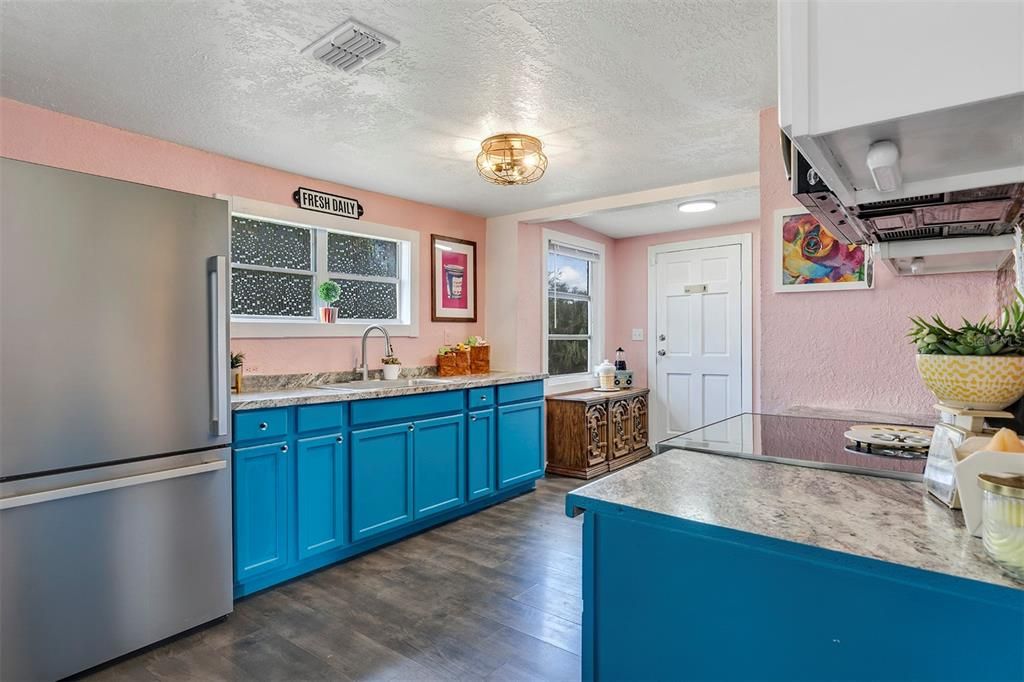 На продажу: $179,999 (2 спален, 1 ванн, 852 Квадратных фут)