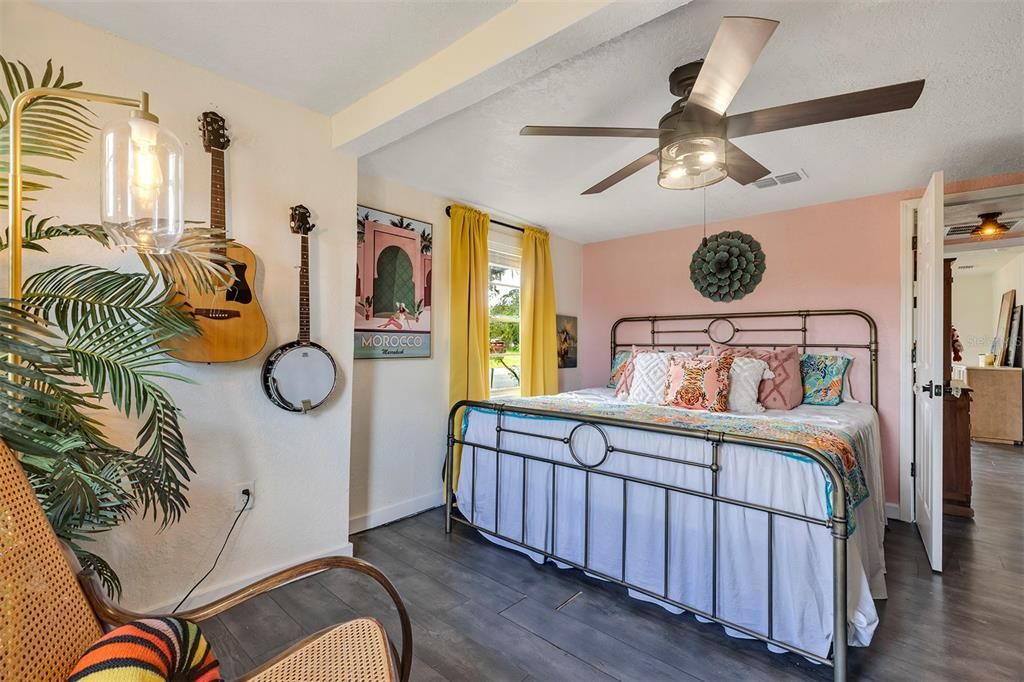 На продажу: $179,999 (2 спален, 1 ванн, 852 Квадратных фут)