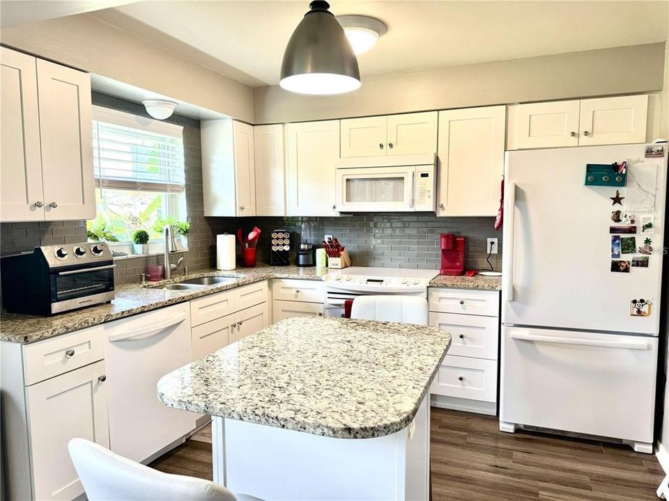 For Sale: $119,500 (1 beds, 1 baths, 902 Square Feet)