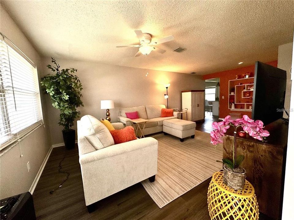 For Sale: $119,500 (1 beds, 1 baths, 902 Square Feet)