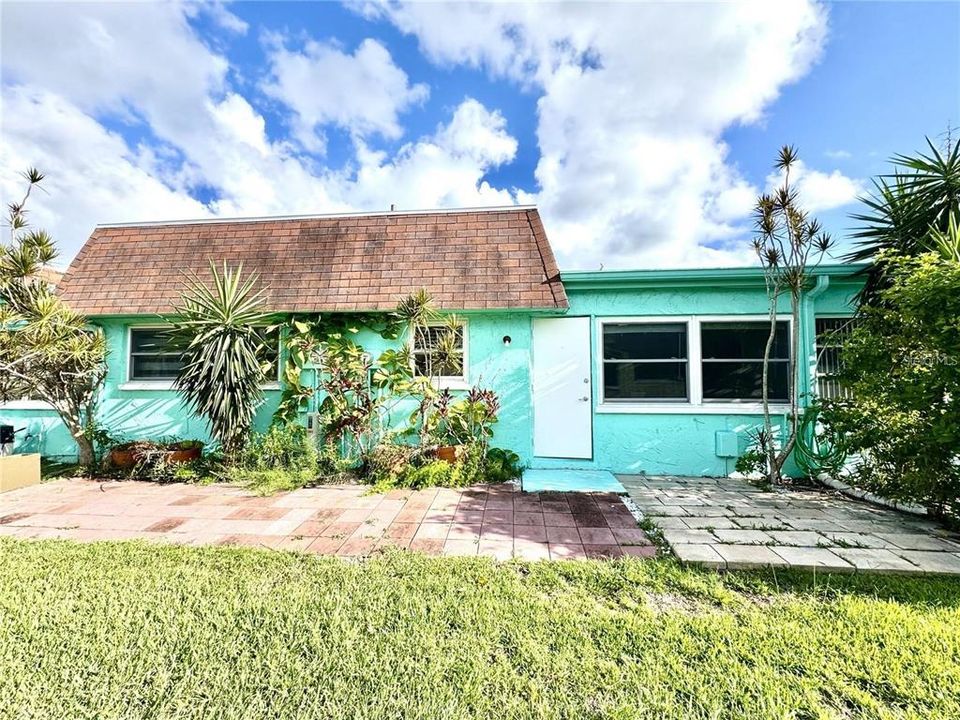 For Sale: $119,500 (1 beds, 1 baths, 902 Square Feet)