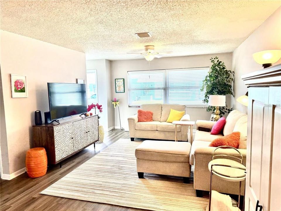 For Sale: $119,500 (1 beds, 1 baths, 902 Square Feet)