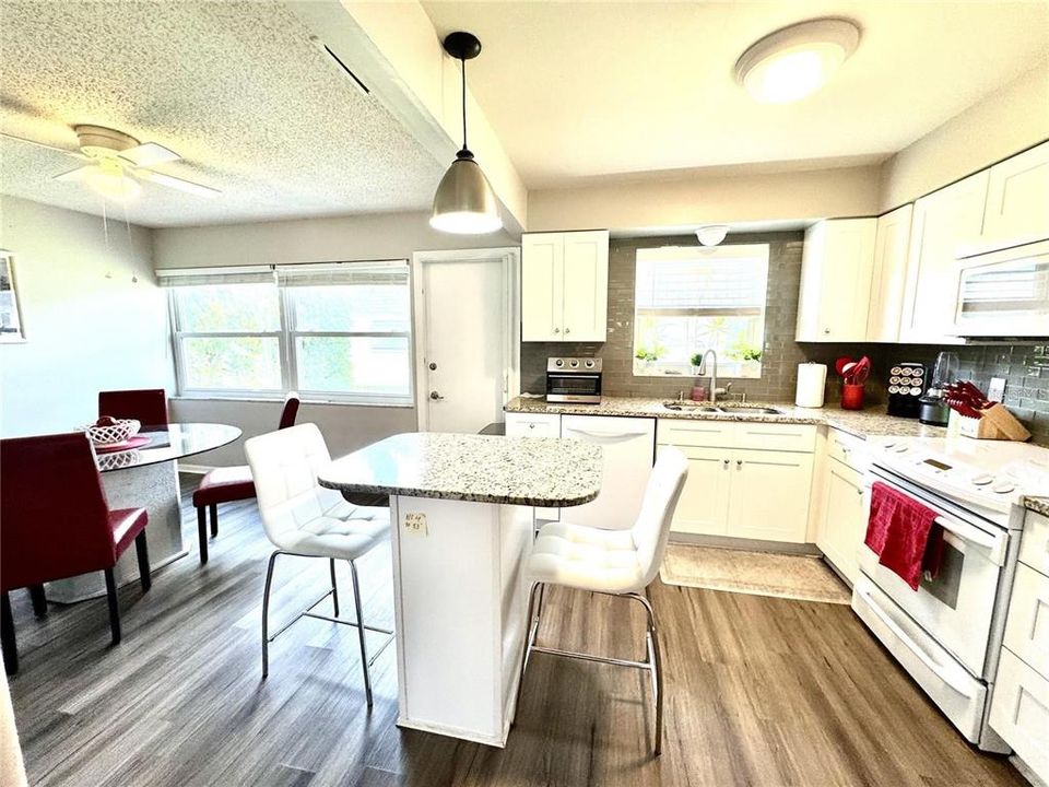For Sale: $119,500 (1 beds, 1 baths, 902 Square Feet)