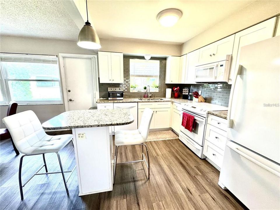 For Sale: $119,500 (1 beds, 1 baths, 902 Square Feet)