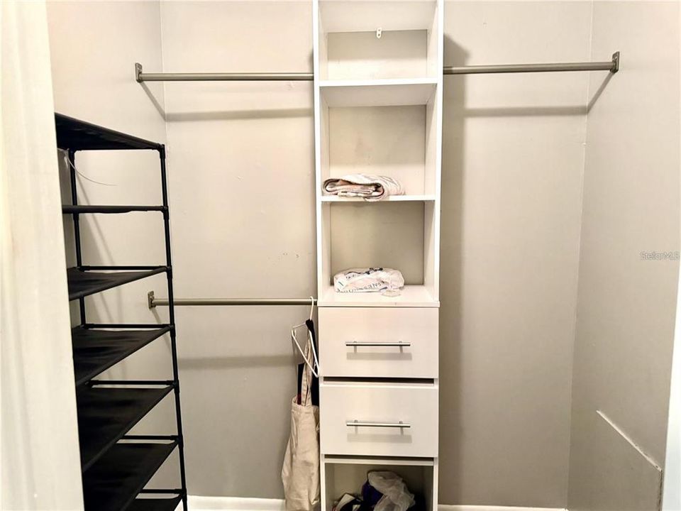For Sale: $119,500 (1 beds, 1 baths, 902 Square Feet)