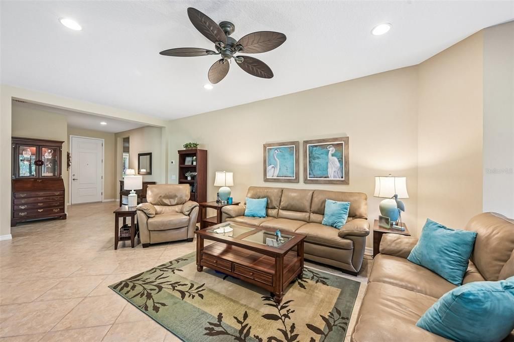 Activo con contrato: $469,900 (3 camas, 2 baños, 2136 Pies cuadrados)