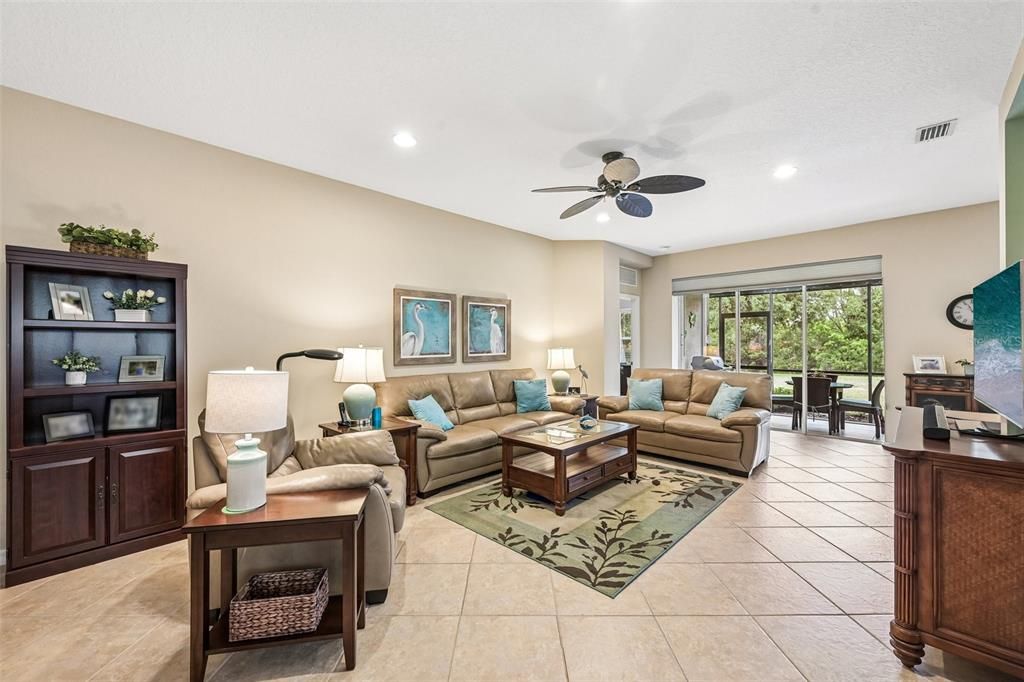 Activo con contrato: $469,900 (3 camas, 2 baños, 2136 Pies cuadrados)