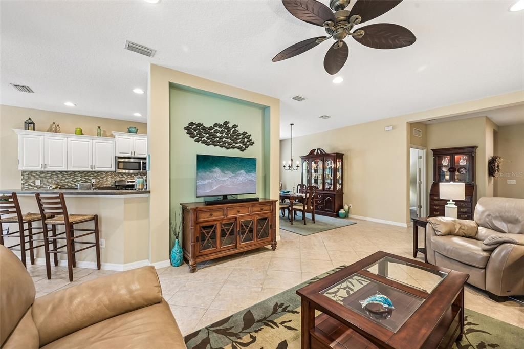 Activo con contrato: $469,900 (3 camas, 2 baños, 2136 Pies cuadrados)