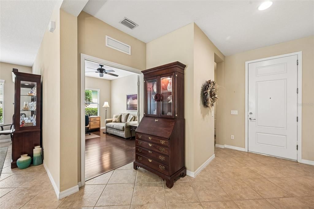 Activo con contrato: $469,900 (3 camas, 2 baños, 2136 Pies cuadrados)