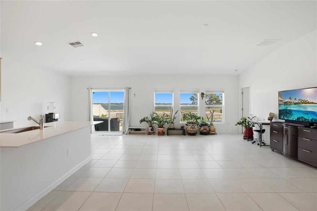 For Rent: $2,295 (4 beds, 2 baths, 1973 Square Feet)