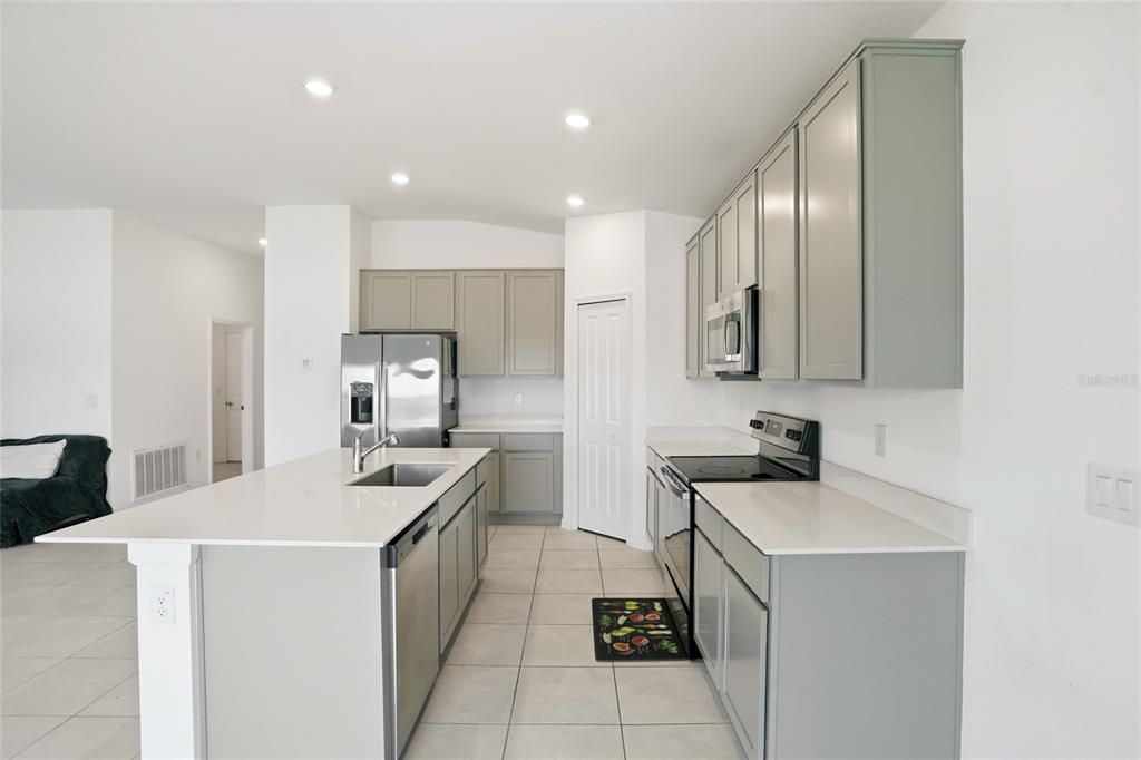 For Rent: $2,295 (4 beds, 2 baths, 1973 Square Feet)