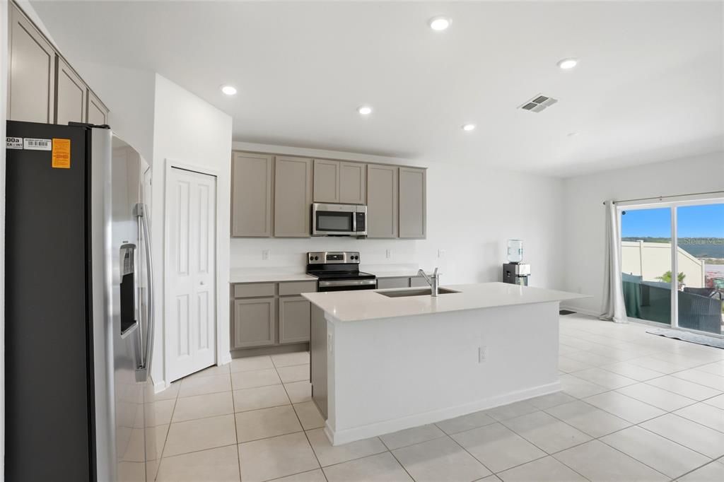 For Rent: $2,295 (4 beds, 2 baths, 1973 Square Feet)