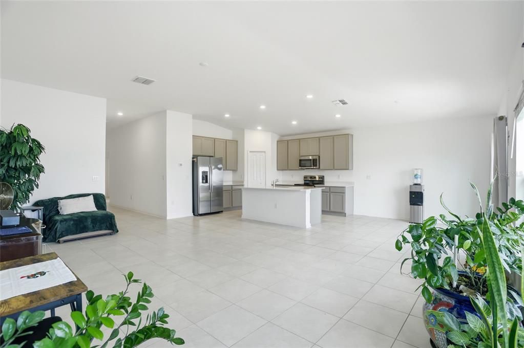 For Rent: $2,295 (4 beds, 2 baths, 1973 Square Feet)