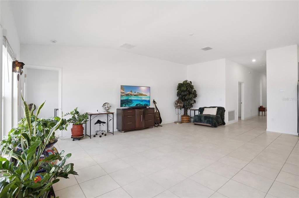 For Rent: $2,295 (4 beds, 2 baths, 1973 Square Feet)