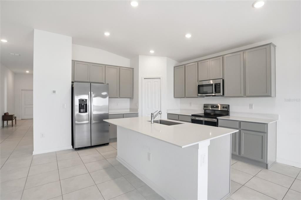For Rent: $2,295 (4 beds, 2 baths, 1973 Square Feet)