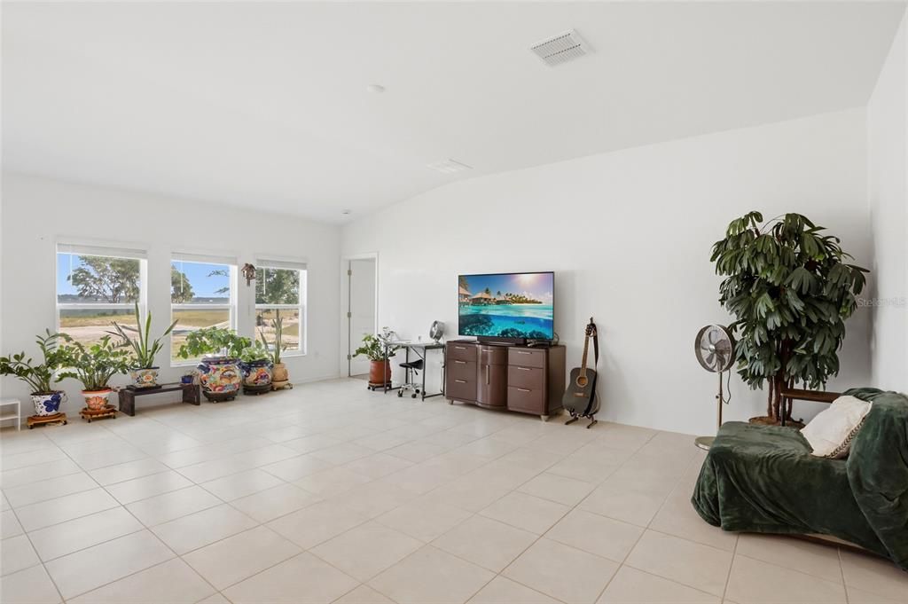 For Rent: $2,295 (4 beds, 2 baths, 1973 Square Feet)