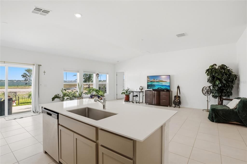 For Rent: $2,295 (4 beds, 2 baths, 1973 Square Feet)