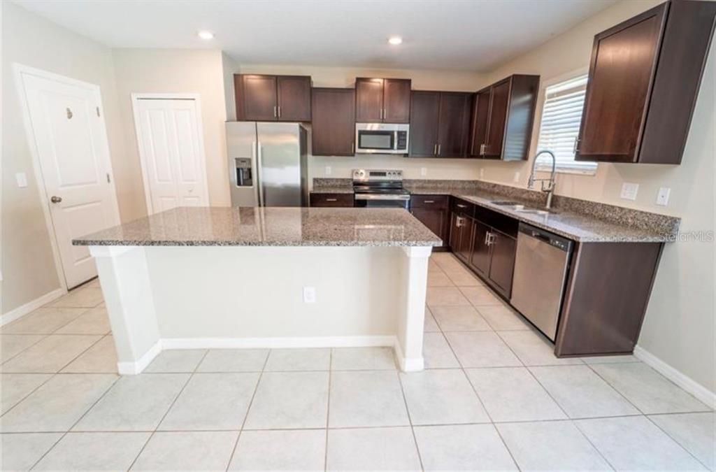 For Rent: $2,600 (5 beds, 2 baths, 2635 Square Feet)