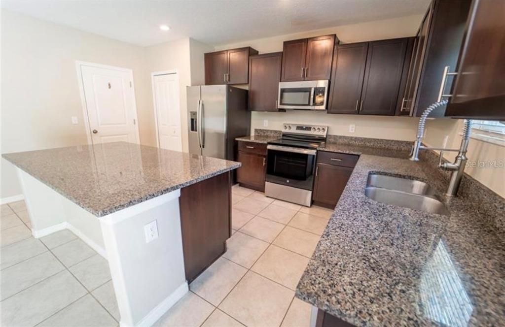 For Rent: $2,600 (5 beds, 2 baths, 2635 Square Feet)