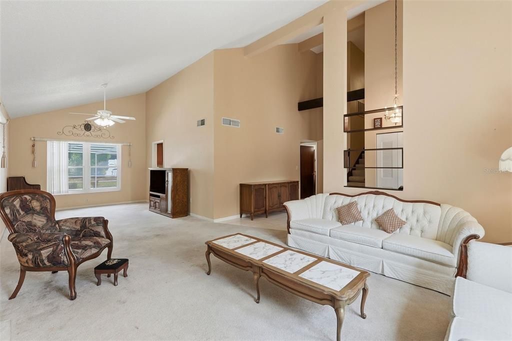 Под контрактом: $600,000 (4 спален, 2 ванн, 2246 Квадратных фут)