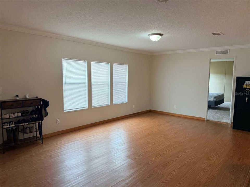 For Sale: $389,899 (4 beds, 2 baths, 1976 Square Feet)