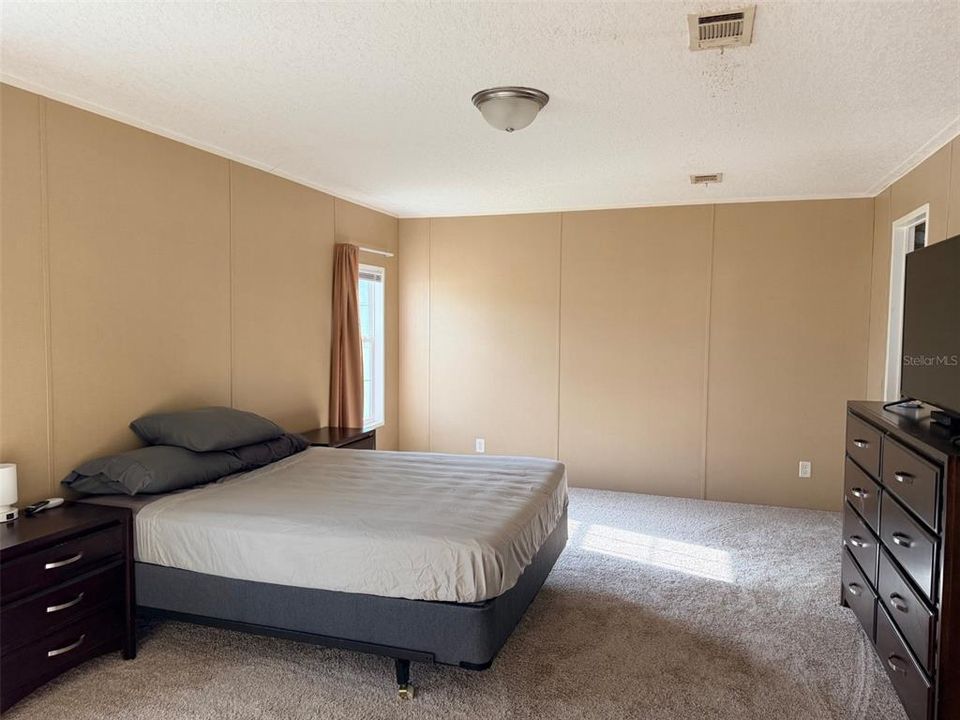 For Sale: $389,899 (4 beds, 2 baths, 1976 Square Feet)
