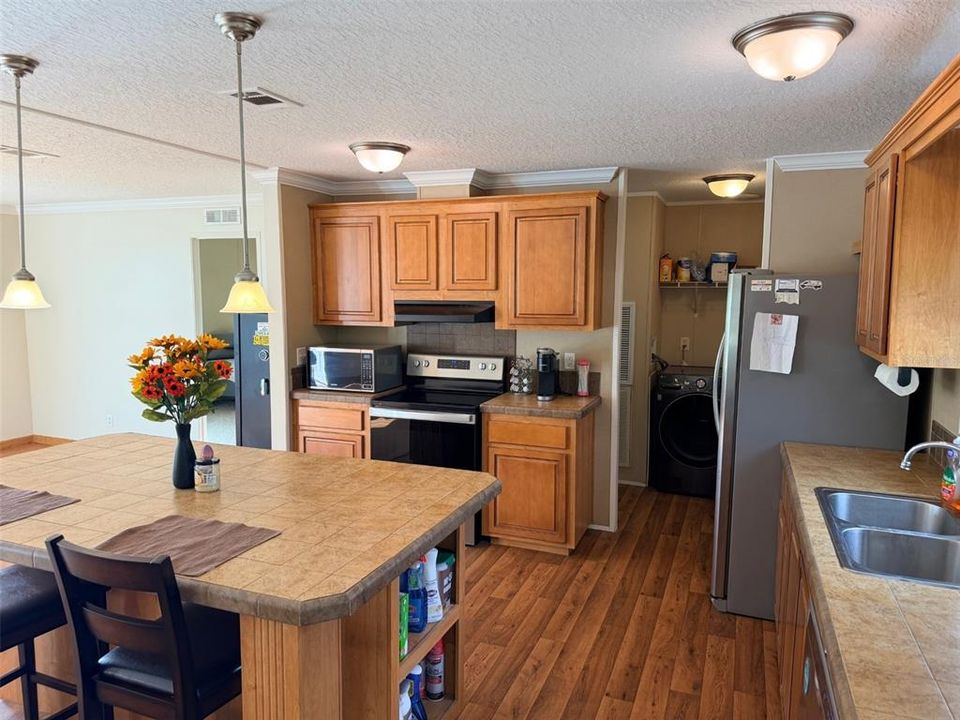 For Sale: $389,899 (4 beds, 2 baths, 1976 Square Feet)