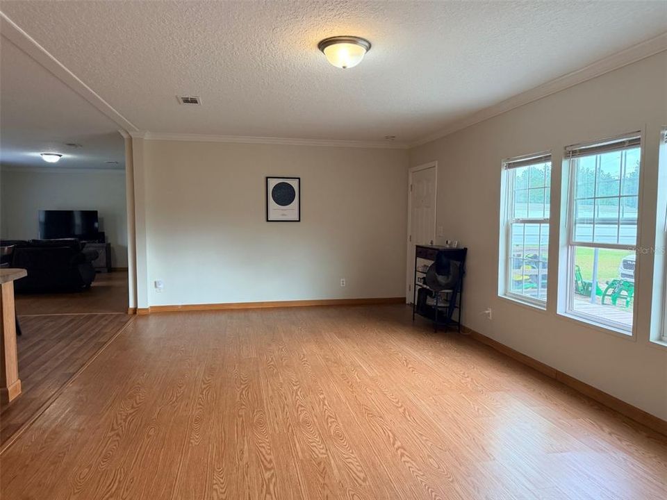 For Sale: $389,899 (4 beds, 2 baths, 1976 Square Feet)