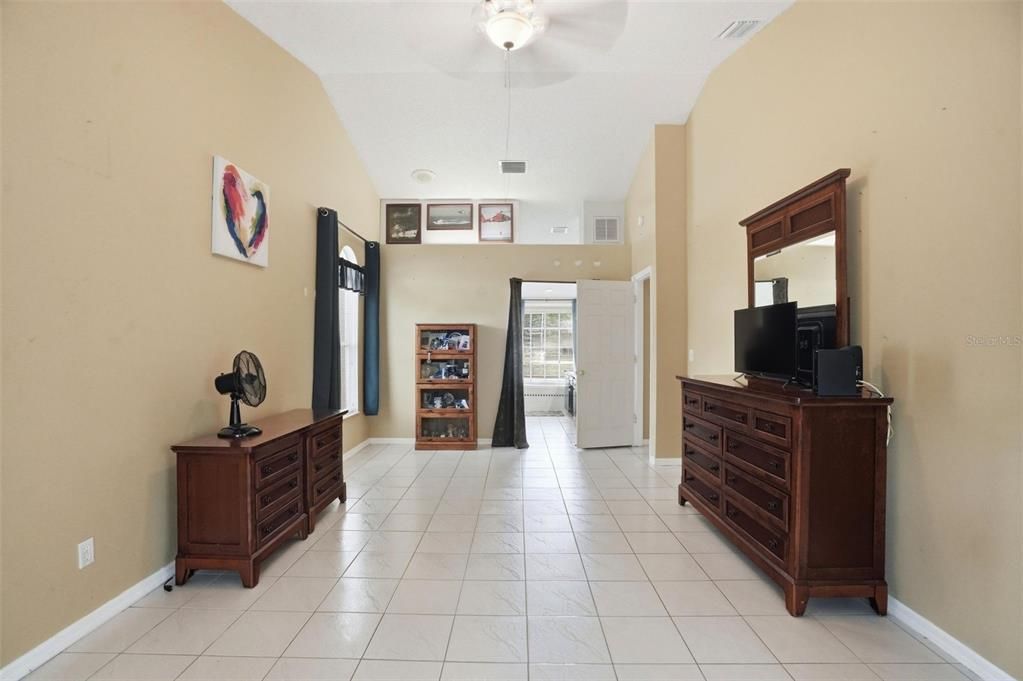 Activo con contrato: $325,000 (3 camas, 2 baños, 1748 Pies cuadrados)