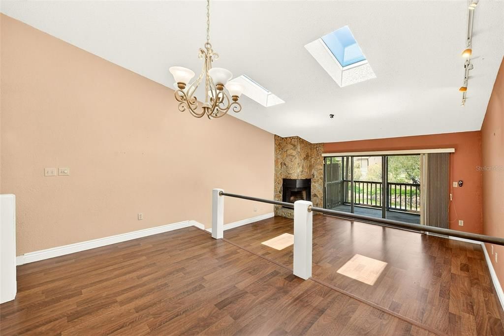 For Sale: $159,900 (2 beds, 2 baths, 1245 Square Feet)