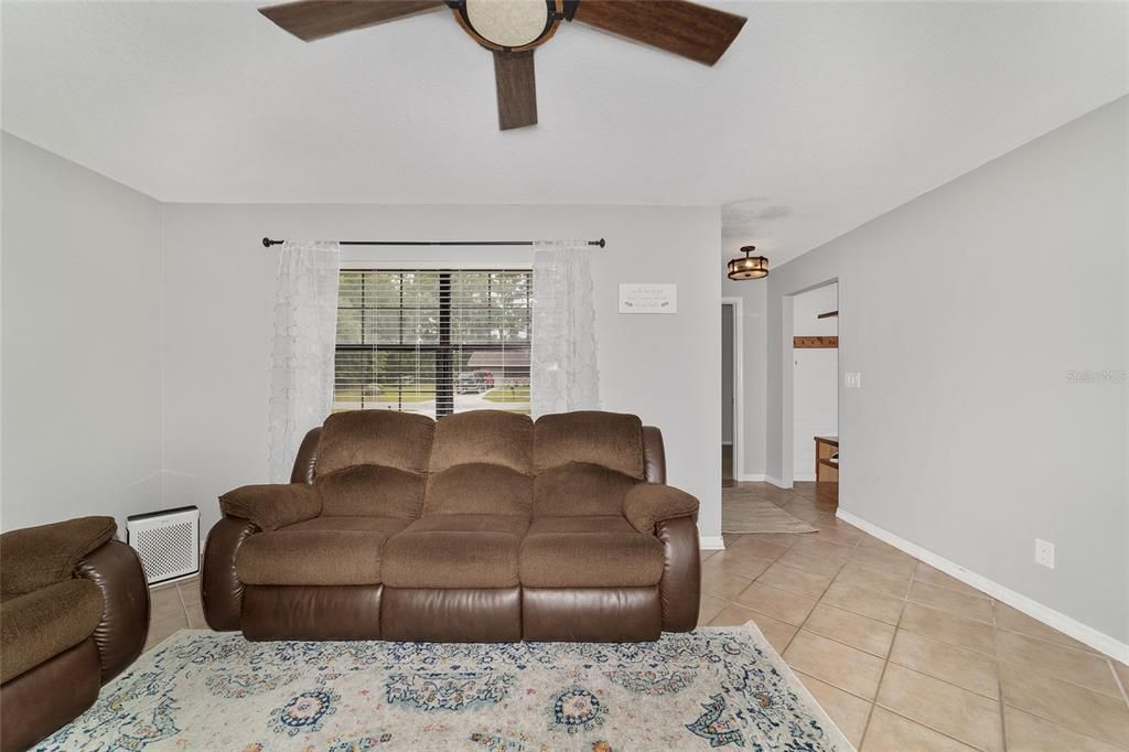 Activo con contrato: $245,000 (4 camas, 2 baños, 1454 Pies cuadrados)