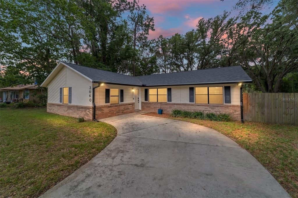 Activo con contrato: $245,000 (4 camas, 2 baños, 1454 Pies cuadrados)