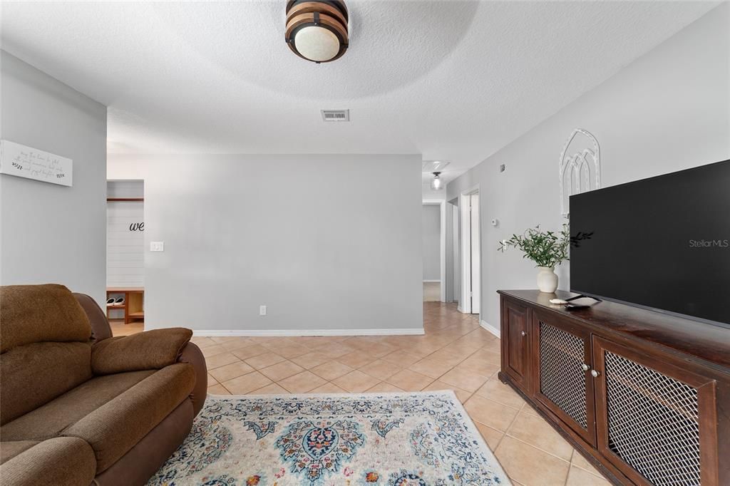 Activo con contrato: $245,000 (4 camas, 2 baños, 1454 Pies cuadrados)