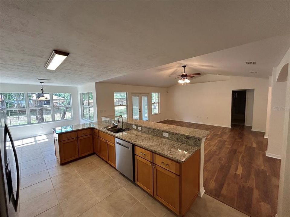 En Venta: $449,500 (3 camas, 2 baños, 1946 Pies cuadrados)