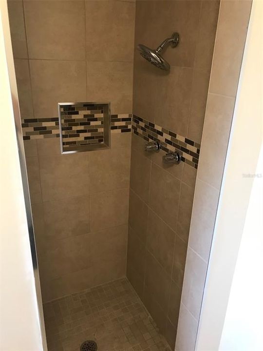 Activo con contrato: $1,800 (3 camas, 2 baños, 1764 Pies cuadrados)
