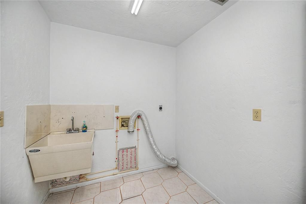 На продажу: $390,000 (4 спален, 2 ванн, 2145 Квадратных фут)