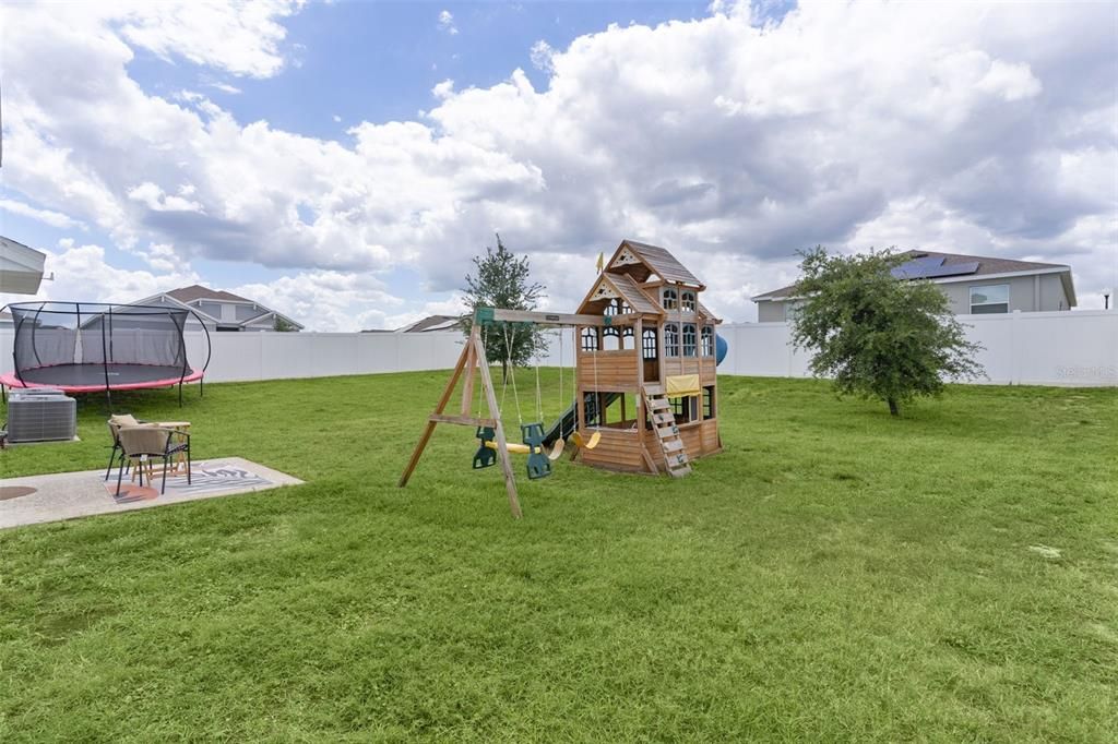Active With Contract: $469,000 (4 beds, 2 baths, 2584 Square Feet)