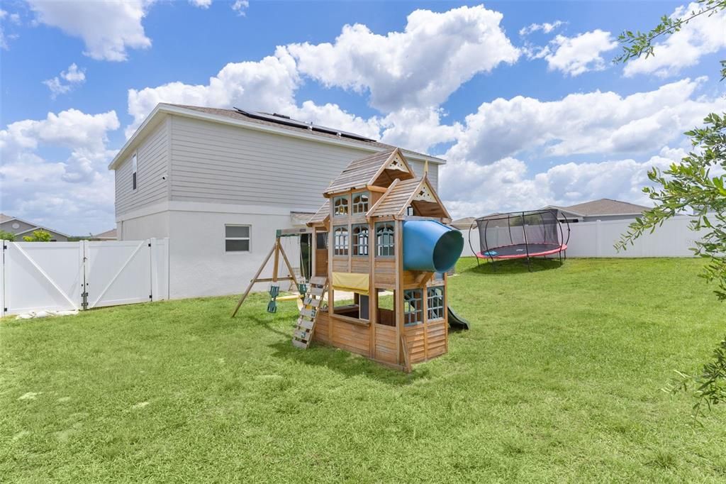 Active With Contract: $469,000 (4 beds, 2 baths, 2584 Square Feet)