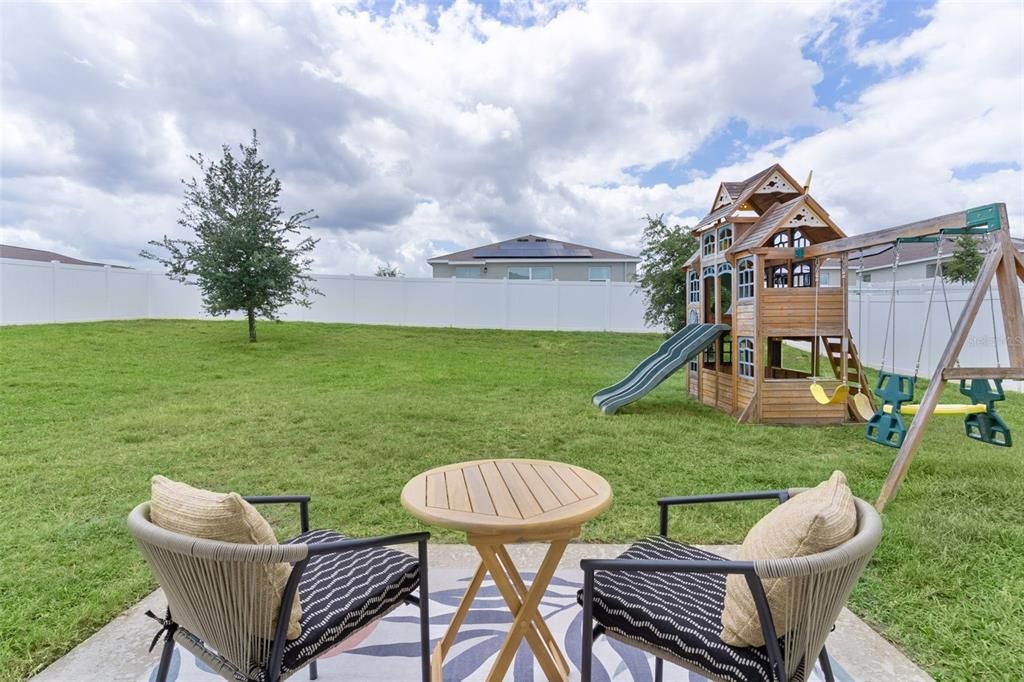 Active With Contract: $469,000 (4 beds, 2 baths, 2584 Square Feet)