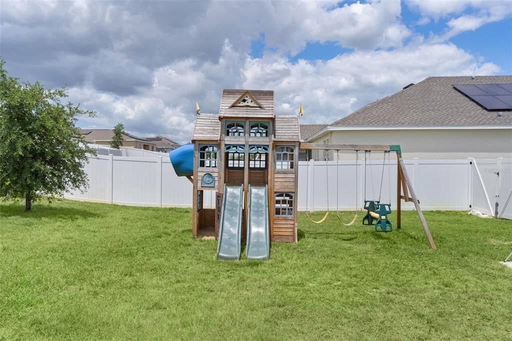 Active With Contract: $469,000 (4 beds, 2 baths, 2584 Square Feet)