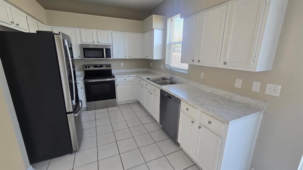 Active With Contract: $299,000 (3 beds, 2 baths, 2424 Square Feet)