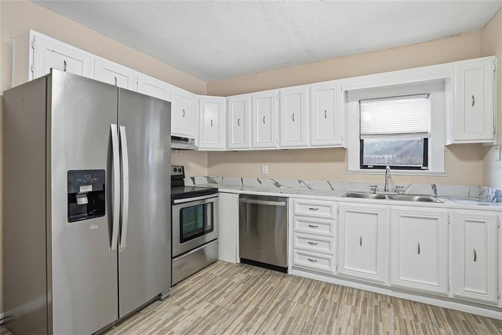На продажу: $299,900 (4 спален, 2 ванн, 1531 Квадратных фут)