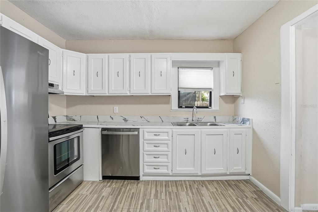 На продажу: $299,900 (4 спален, 2 ванн, 1531 Квадратных фут)