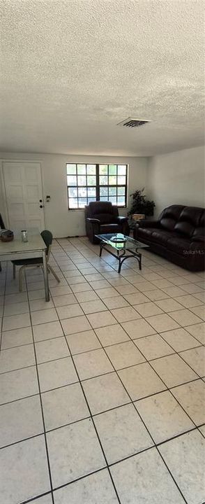 Activo con contrato: $219,900 (3 camas, 2 baños, 1323 Pies cuadrados)