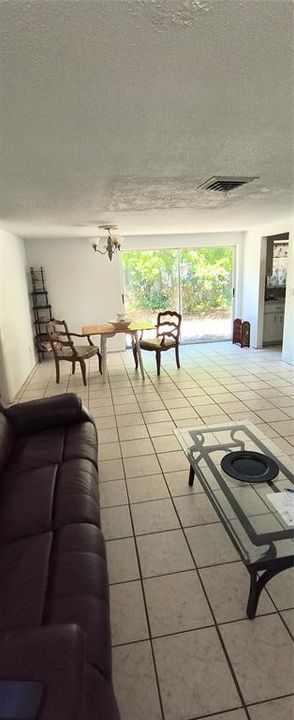 Activo con contrato: $219,900 (3 camas, 2 baños, 1323 Pies cuadrados)