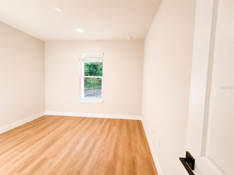 Activo con contrato: $425,000 (4 camas, 2 baños, 1805 Pies cuadrados)