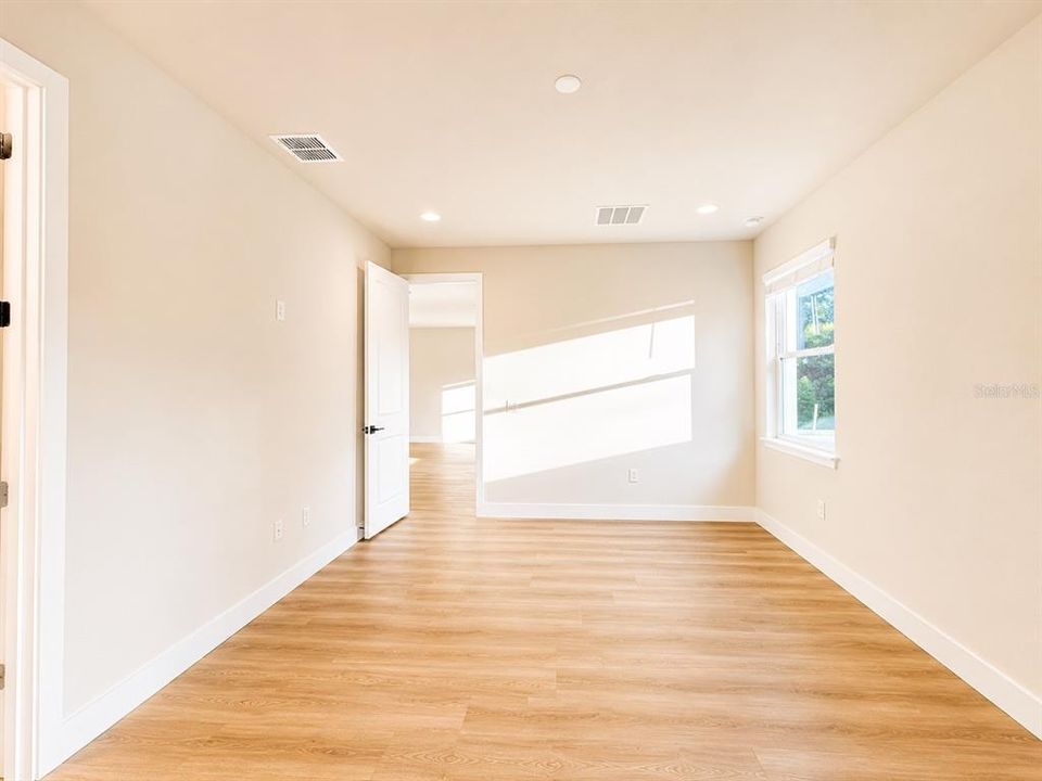 Activo con contrato: $425,000 (4 camas, 2 baños, 1805 Pies cuadrados)