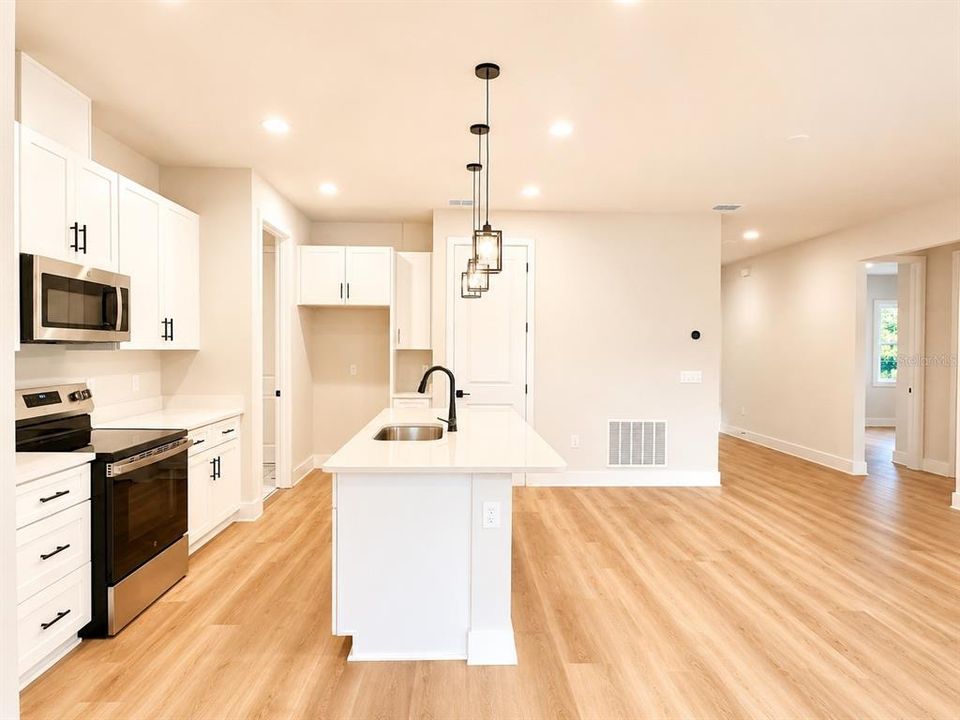 Activo con contrato: $425,000 (4 camas, 2 baños, 1805 Pies cuadrados)