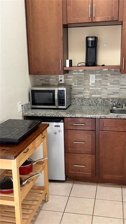 For Rent: $1,000 (1 beds, 1 baths, 460 Square Feet)